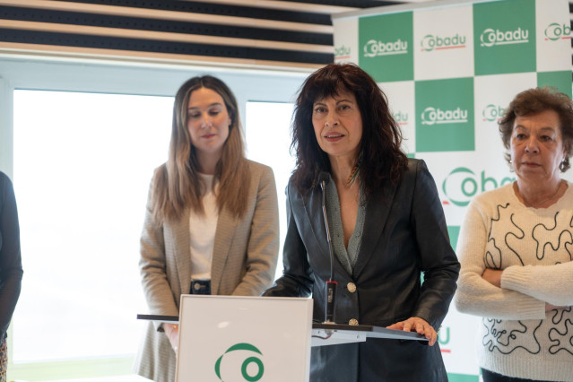 La ministra de Igualdad, Ana Redondo (c), interviene durante su visita a Cobadu.