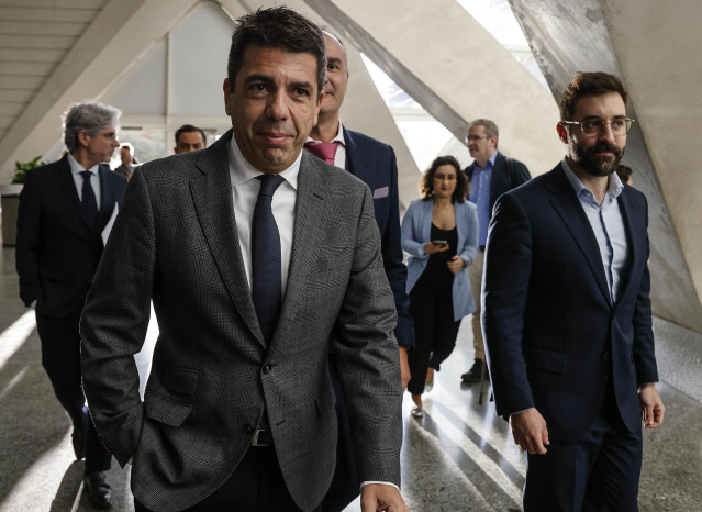El president de la Generalitat, Carlos Mazón(i), durante la inauguración del IV congreso nacional de energías renovables ‘Energy Revolution’, organizado por Avaesen