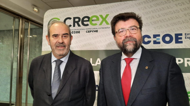 El secretario general de la Creex, Javier Peinado, y el presidente de Foro Nuclear, Ignacio Araluce, atienden a los medios antes de mantener una reunión
