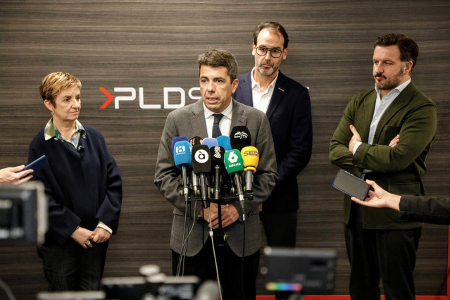 El president de la Generalitat, Carlos Mazón, atiende a los medios de comunicación durante su visita a la planta de producción de la empresa PLD Space, a 29 de enero de 2025, en Elche (Alicante).