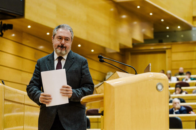 El senador del PSOE Juan Espadas interviene durante una sesión plenaria extraordinaria, en el Senado, a 28 de enero de 2025, en Madrid (España).  El Senado celebra un pleno extraordinario para debatir y votar una moción del Partido Popular para instar al