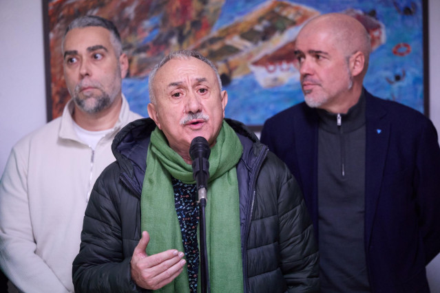 El secretario general de UGT, Pepe Álvarez, atiende a los medios tras la reunión entre sindicatos y organizaciones sociales para preparar las movilizaciones del 2 de febrero.