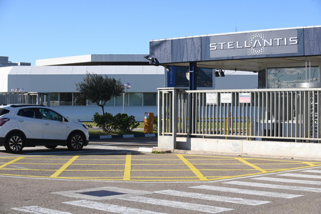 Archivo - Fachada de la fábrica de Stellantis, a 10 de diciembre de 2024, en Figueruelas, Zaragoza, Aragón (España).
