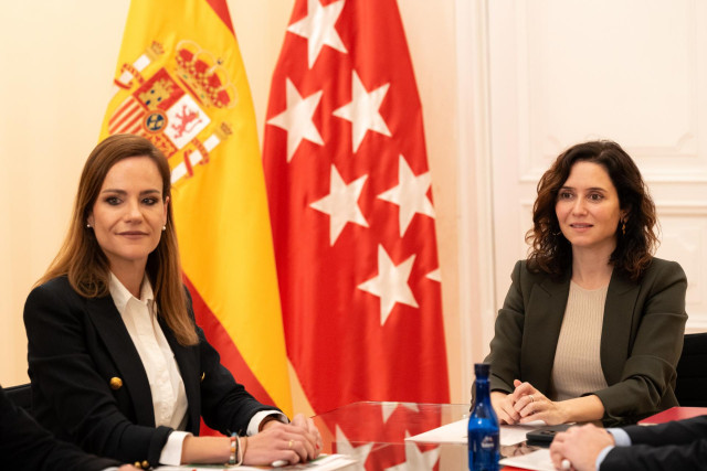 La presidenta de la Comunidad de Madrid, Isabel Díaz Ayuso (d) y la portavoz de Vox en la Asamblea de Madrid, Isabel Pérez Moñino-Aranda (i), durante la segunda jornada de reuniones con los grupos parlamentarios de la Asamblea de Madrid, en la Real Casa d