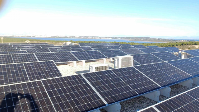 Archivo - Imagen de recurso de paneles solares.