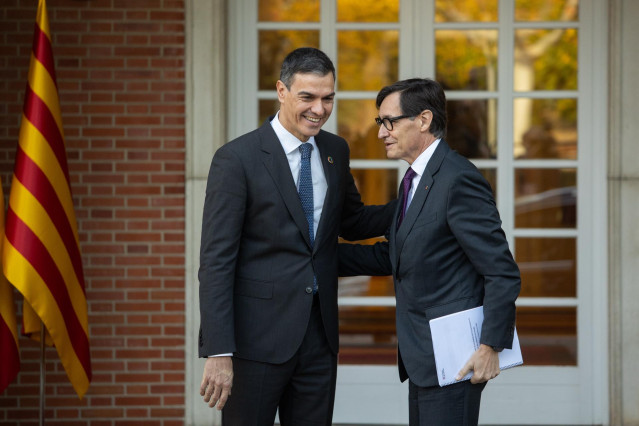 Archivo - El presidente del Gobierno, Pedro Sánchez (i), se reúne con el presidente de la Generalitat de Catalunya, Salvador Illa (d), en el Palacio de La Moncloa, a 22 de noviembre de 2024, en Madrid (España). Sánchez cierra hoy su ronda de encuentros bi