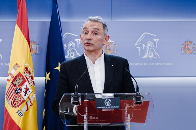 El portavoz parlamentario de IU y diputado de Sumar, Enrique Santiago, durante una rueda de prensa en el Congreso de los Diputados, a 21 de enero de 2025, en Madrid (España).