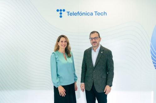 Archivo - La responsable global de Alianzas Estratégicas de Telefónica Tech, Raquel Ruiz, y el  director de Tecnologia para Telefónica de IBM, Adolfo Hernández, en la sede de Telefonica en Madrid.