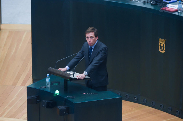El alcalde de Madrid, José Luis Martínez Almeida, durante una sesión ordinaria del pleno municipal, en el Palacio de Cibeles