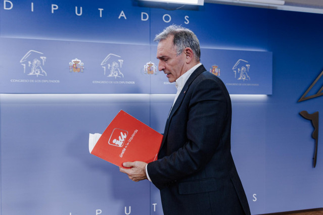 El portavoz parlamentario de IU y diputado de Sumar, Enrique Santiago, durante una rueda de prensa en el Congreso de los Diputados, a 21 de enero de 2025, en Madrid (España).