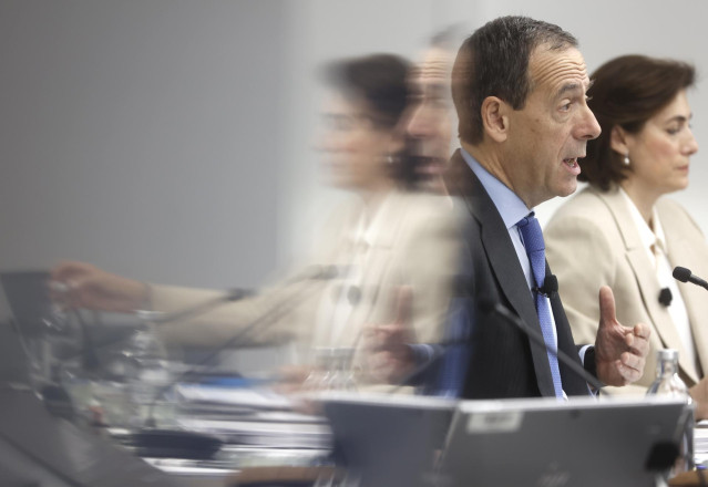 El consejero delegado de CaixaBank, Gonzalo Gortázar  la directora de Comunicación y Relaciones Institucionales, María Luisa Martínez.