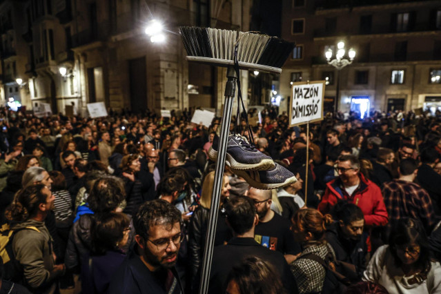 Archivo - Manifestación con el lema 'Mazón dimissió' en València (archivo)