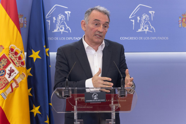 El portavoz de Sumar en la Comisión de Interior del Congreso, Enrique Santiago, durante una rueda de prensa, en el Congreso de los Diputados, a 30 de enero de 2025, en Madrid (España).