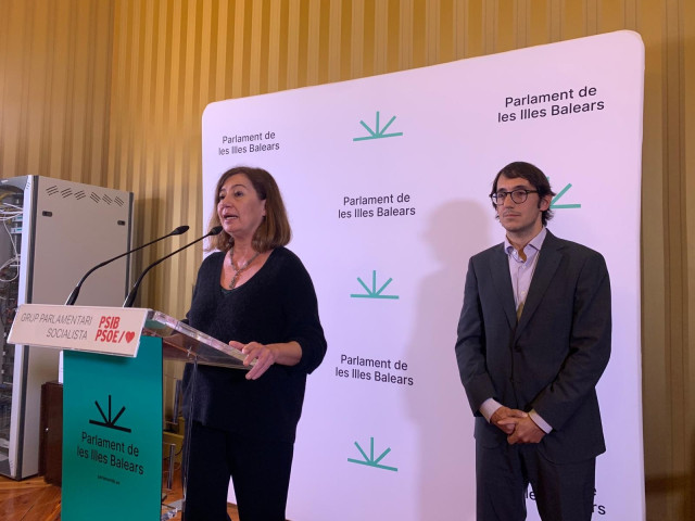 La secretaria general del PSIB-PSOE, Francina Armengol, junto con el portavoz parlamanetario, Iago Negueruela, en rueda de prensa.