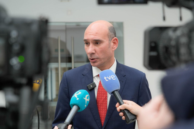 El portavoz del Partido Popular de Extremadura, José Ángel Sánchez Juliá, atiende a los medios en Mérida