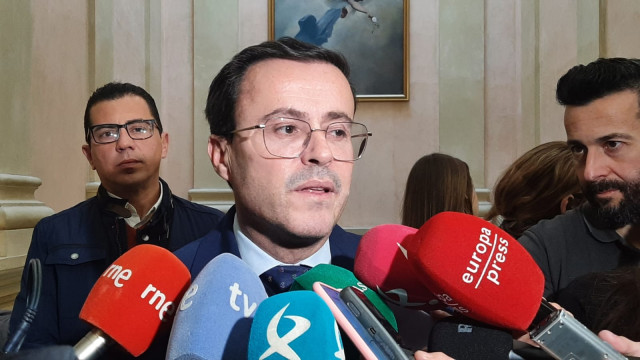 El presidente de la Diputación de Badajoz, Miguel Ángel Gallardo, atiende a los medios en Badajoz