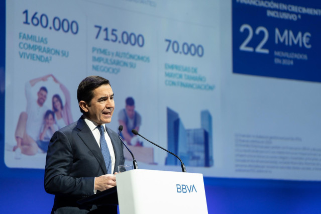 El presidente de BBVA, Carlos Torres Vila, durante una rueda de prensa, en el Auditorio Ciudad BBVA, a 30 de enero de 2025, en Madrid (España).