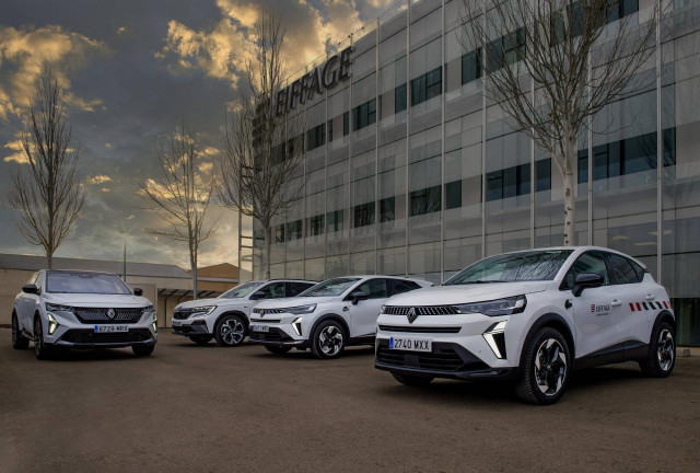 Renault entrega una flota de 700 vehículos 'E-Tech' fabricados en España a Eiffage Energía Sistemas.