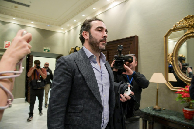El empresario Víctor de Aldama, presunto conseguidor del 'caso Koldo, a su llegada al Parlamento de Canarias para comparecer ante la comisión de investigación