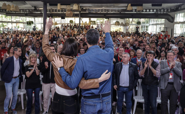 Archivo - El secretario general del PSOE y presidente del Gobierno, Pedro Sánchez, y la nueva líder del PSPV, Diana Morant, saludan durante la clausura del Congreso extraordinario del PSPV de 2024