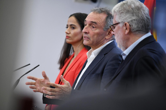 Archivo - (I-D) El portavoz parlamentario de IU y diputado de Sumar, Enrique Santiago; la diputada de Sumar, Tesh Sidi y el diputado de Sumar Agustín Santos, durante una rueda de prensa en el Congreso, a 30 de noviembre de 2023, en Madrid (España).
