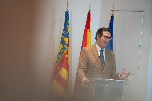 El presidente de la CEOE, Antonio Garamendi, interviene durante el acto homenaje al vicepresidente de la CEV, Miguel Burdeos, en el Auditorio CEV, a 30 de enero de 2025, en Valencia, Comunidad Valenciana (España).