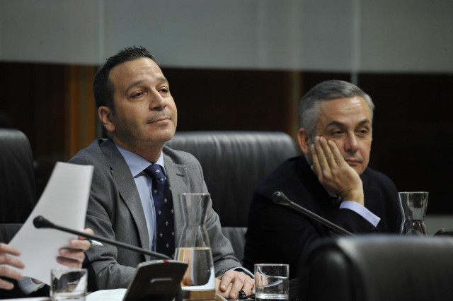 El portavoz y el presidente del Grupo Parlametario de Vox en la Asamblea de Extremadura, Óscar Fernández y Ángel Pelayo Gordillo, durante el pleno de este jueves.