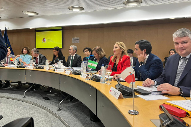 Archivo - El consejero de Economía y Hacienda, Luis Ángel Agüeros (d), en el CPFF