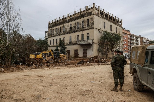 Archivo - Militares trabajando en la DANA, a 12 de diciembre de 2024, en Paiporta, Valencia, Comunidad Valenciana (España).