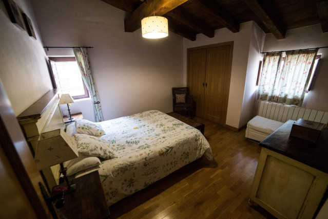 Archivo - Habitación de una casa rural