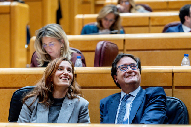 Archivo - La ministra de sanidad, Mónica García y el ministro de Transformación Digital, Óscar López, durante una sesión de control al Gobierno, en el Senado.