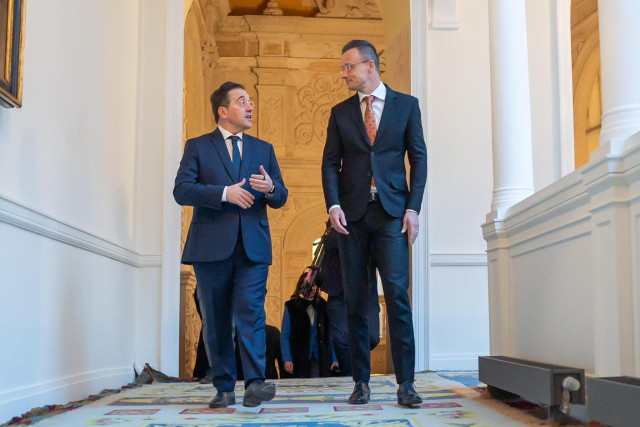 El ministro de Asuntos Exteriores, Unión Europea y Cooperación, José Manuel Albares, y su homólogo de Hungría, Peter Szijjarto, durante su reunión en Madrid