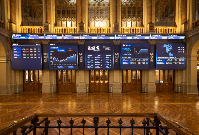 Paneles del Ibex, en el Palacio de la Bolsa de Madrid, a 9 de enero de 2024, en Madrid (España).