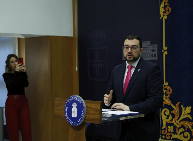 El presidente del Principado, Adrián Barbón, en rueda de prensa.