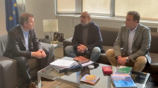 Reunión entre el presidente del PP, Alberto Núñez Feijóo (izda), y el presidente de CSIF, Miguel Borra (en el centro)