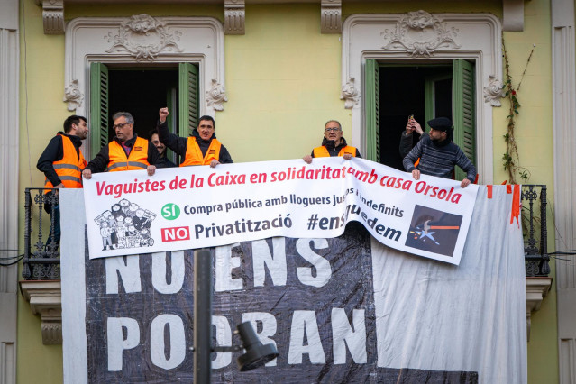 Varios activistas durante una concentración de Sindicat de Llogateres de Catalunya y vecinos en contra del desalojo de la Casa Orsola