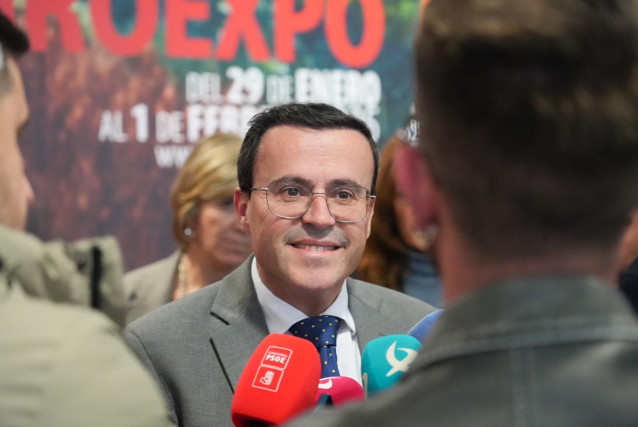 El secretario general del PSOE de Extremadura, atiende a los medios de comunicación en Agroexpo.