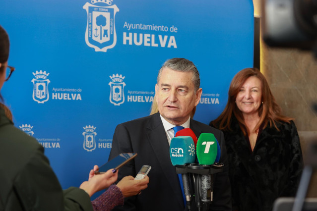 El consejero de la Presidencia, Interior, Diálogo Social y Simplificación Administrativa, Antonio Sanz, interviene durante la entrega de galardones por el Día de la Policía Local de Huelva. A 31 de enero de 2025, en Huelva (Andalucía , España). El conseje