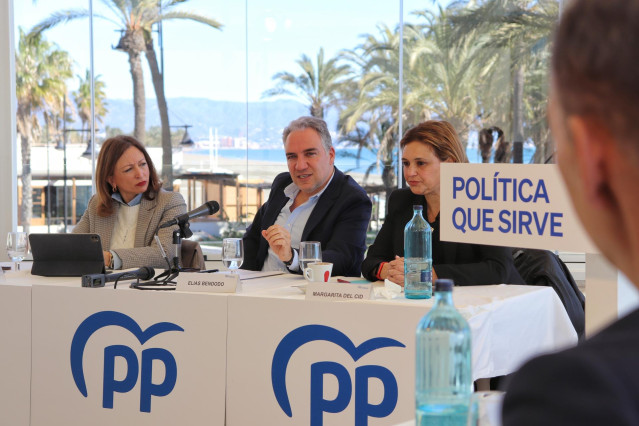 El vicesecretario de Coordinación Autonómica y Local y Análisis Electoral del PP y diputado por Málaga, Elías Bendodo, junto a la presidenta del PP malagueño, Patricia Navarro; y la alcaldesa de Torremolinos, Margarita del Cid.