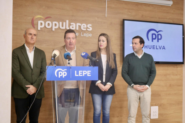 El presidente del PP de Huelva, Manuel Andrés González, junto a la diputada nacional, Bella Verano, el senador, Juan Manuel González y, el teniente alcalde del Ayuntamiento de Lepe, Javier Bueno.