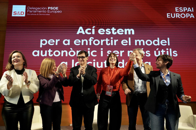(I-D) La eurodiputada socialista, Leire Pajín; la delegada del Gobierno en la Comunitat Valenciana y secretaria de Igualdad del PSOE, Pilar Bernabé; el president de la Generalitat de Catalunya y secretario general del PSC, Salvador Illa; la ministra de Ci