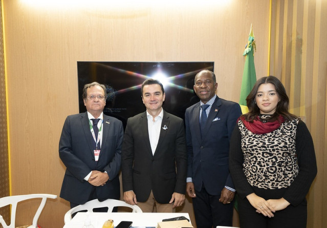 El ministro de Turismo de Brasil, Celso Sabino (centro), durante Fitur 2025, en Madrid (España).
