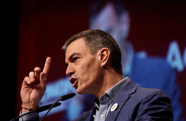 El secretario general del PSOE y presidente del Gobierno, Pedro Sánchez, interviene durante la inauguración del 15º Congreso Nacional del PSPV-PSOE, en el Palacio de Congresos en València.