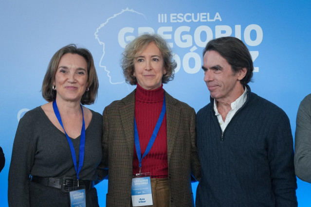 La secretaria general del PP, Cuca Gamarra, la viuda de Gregorio Ordóñez, Ana Iribar, y el expresidente José María Aznar en San Sebastián