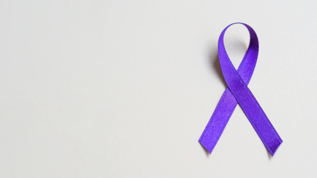 Archivo - Lazo  morado en repulsa de la violencia machista.