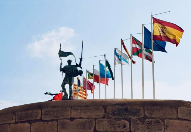 Imagen de las banderas de España y las CCAA en Melilla La Vieja ante la estatua del conquistador de Melilla.