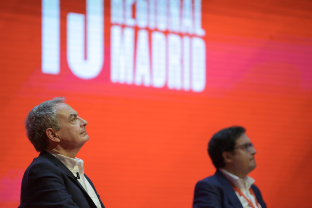 El secretario general del PSOE-M y ministro para la Transformación Digital y de la Función Pública, Óscar López (d) y el expresidente del Gobierno, José Luis Rodríguez Zapatero (i)durante el 15º Congreso Regional del PSOE-M, en la Universidad Carlos III