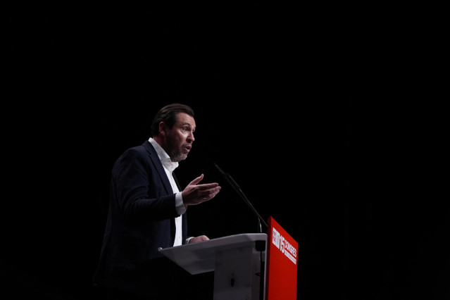 El ministro de Transportes, Óscar Puente, durante su intervención en la clausura del 15º Congreso del PSPV-PSOE