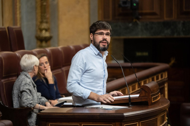 Archivo - El diputado de Sumar Lander Martínez interviene durante una sesión plenaria en el Congreso de los Diputados.
