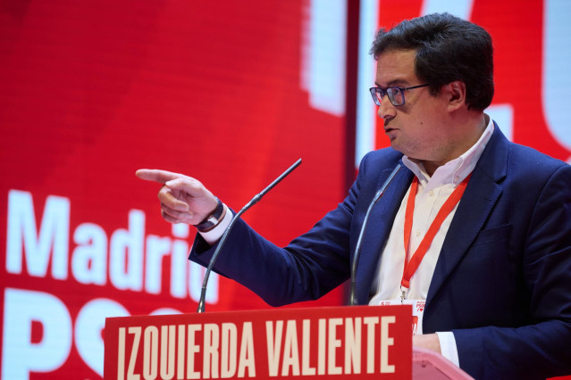 El secretario general del PSOE-M y ministro para la Transformación Digital y de la Función Pública, Óscar López, interviene durante el 15º Congreso Regional del PSOE-M, en la Universidad Carlos III, a 1 de febrero de 2025, en Leganés, Madrid (España). El